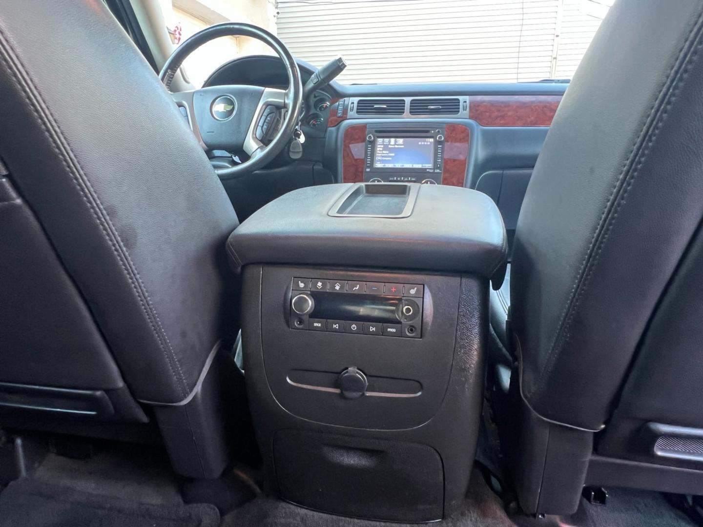 2014 White /Black Leather Chevrolet Suburban LTZ 1500 4WD (1GNSKKE77ER) with an 5.3L V8 OHV 16V FFV engine, 6 SPEED AUTOMATIC transmission, located at 1018 Brunswick Ave, Trenton, NJ, 08638, (609) 989-0900, 40.240086, -74.748085 - Photo#29